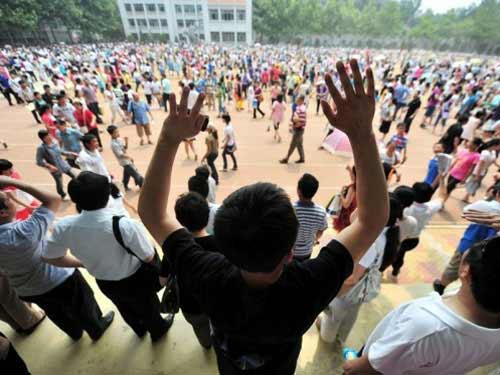 TQ: Hàng ngàn người vây kín trường điểm - 8