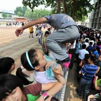 Giáo dục - du học - TQ: Hàng ngàn người vây kín trường điểm