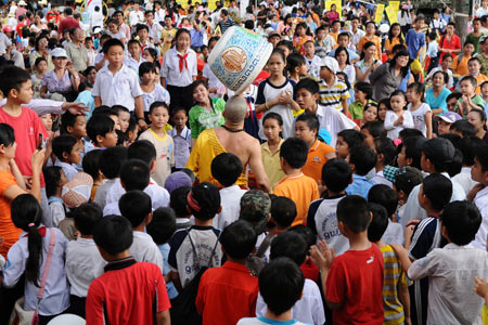 Dùng tay phóng kim xuyên qua tấm kính thủy tinh - 2