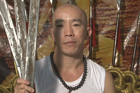 Dùng tay phóng kim xuyên qua tấm kính thủy tinh - 3