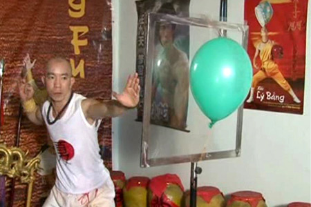 Dùng tay phóng kim xuyên qua tấm kính thủy tinh - 5