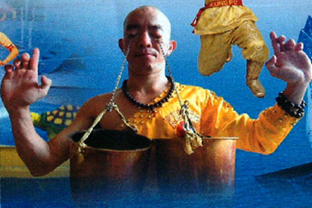 Dùng tay phóng kim xuyên qua tấm kính thủy tinh - 6