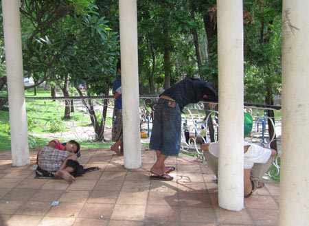 Báo động nạn hít “keo chó” của giới trẻ - 2