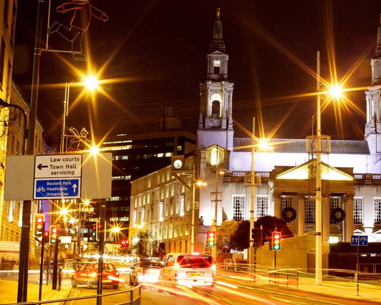Thành phố nằm bên Sông Aire và là thủ phủ của Vùng đô thị Leeds.