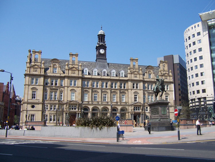 Quảng trường thành phố Leeds là cả không gian cổ kính.