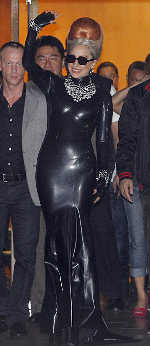 Lady Gaga mặc váy da bó ở nhiệt độ 33C - 2