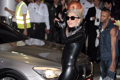 Lady Gaga mặc váy da bó ở nhiệt độ 33C - 4