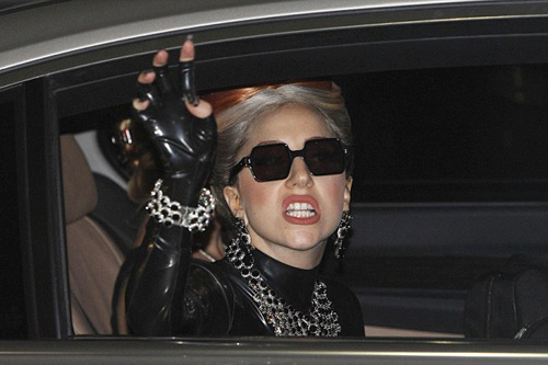 Lady Gaga mặc váy da bó ở nhiệt độ 33C - 6