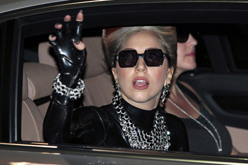 Lady Gaga mặc váy da bó ở nhiệt độ 33C - 7