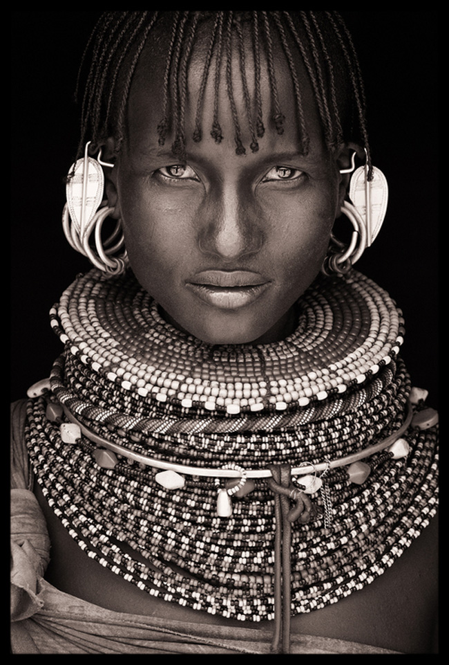Hàng chục chiếc vòng cổ nhiều màu sắc được đeo cùng lúc trên cổ cũng là một yếu tố đặc sắc của các phụ nữ ở bộ tộc thuộc châu Phi.
