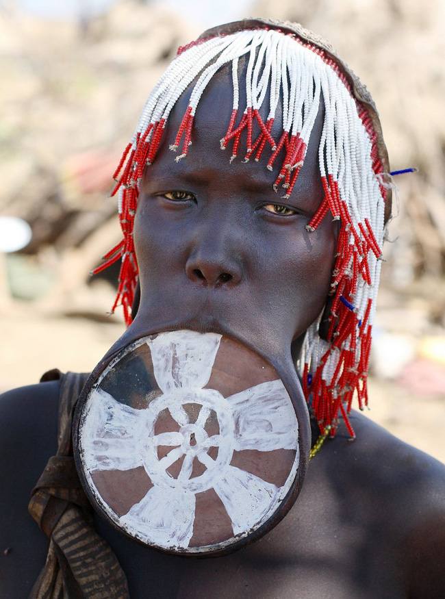 Tương tự, phụ nữ ở bộ tộc Mursi sống ở vùng sâu xa nhất Ethiopia (châu Phi) cũng có tục quàng miệng.