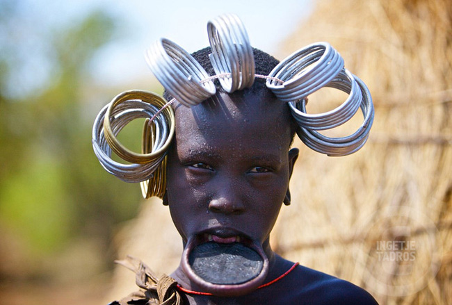 Cùng với đó, những cô gái trưởng thành còn phải đeo những chiếc vòng trang trí kỳ lạ trên đầu.