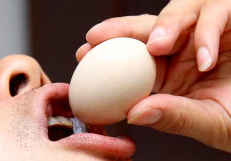 Ăn trứng gà sống dễ sinh quý tử? - 1