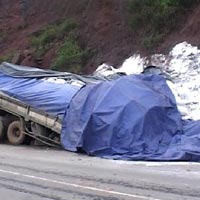 Tin tức trong ngày - Xe tải lao xuống vực, 3 người chết tại chỗ