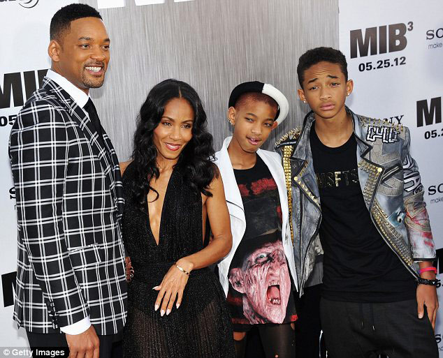 Rihanna khoe da loang lổ - 13