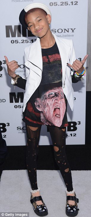 Rihanna khoe da loang lổ - 10