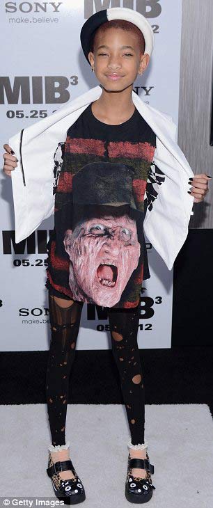 Rihanna khoe da loang lổ - 11