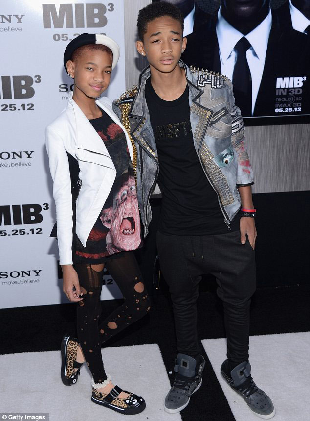 Rihanna khoe da loang lổ - 12