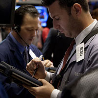 Phố Wall “thót tim” đi lên