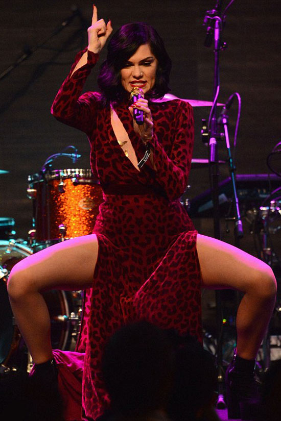 Lặng người với những khoảng hở sexy - 4