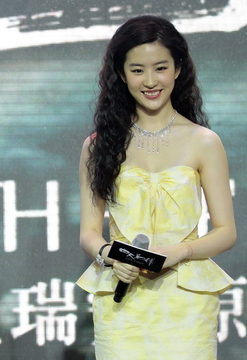 Lưu Diệc Phi cá tính với tóc xù - 5