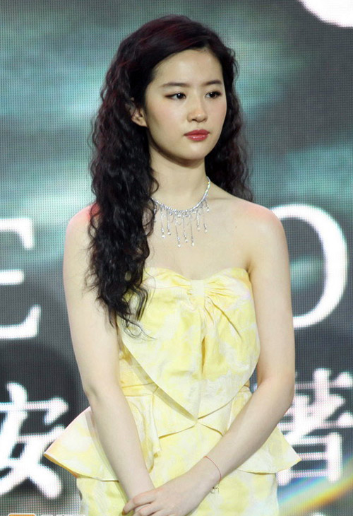 Lưu Diệc Phi cá tính với tóc xù - 4