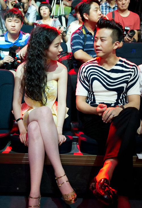 Lưu Diệc Phi cá tính với tóc xù - 3