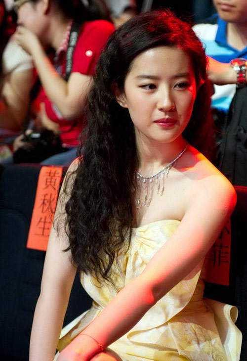 Lưu Diệc Phi cá tính với tóc xù - 2