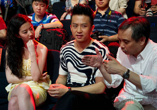 Lưu Diệc Phi cá tính với tóc xù - 8