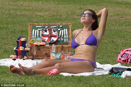 Bồ cũ Giggs mặc bikini tắm nắng - 3