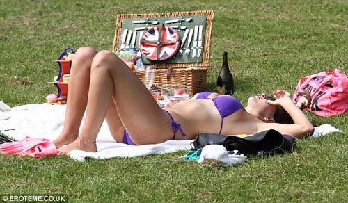 Bồ cũ Giggs mặc bikini tắm nắng - 4