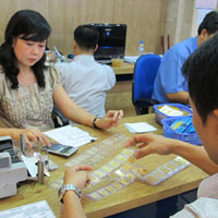 Tài chính - Bất động sản - Vàng "phi" SJC bị ép giá đến "nghẹt thở"