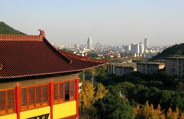 Góc hiện đại của Vô Tích được nhìn từ tòa nhà cổ xưa.