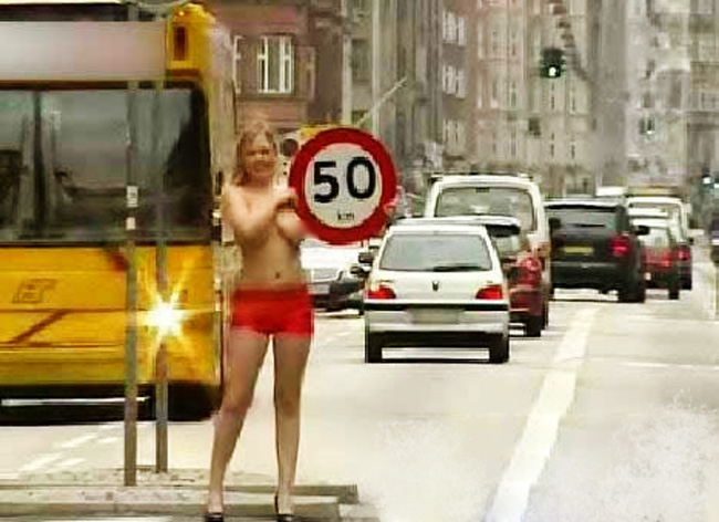 Một hoạt động bán nude tại châu Âu được công chúng hưởng ứng lại là cách mà một số nữ cảnh sát Đan Mạch một tay cầm biển báo, một tay che ngực, để nhắc nhở các lái xe giảm tốc độ khi vận hành phương tiện giao thông.