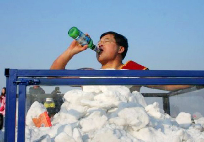 Ông Jin Songhao đã ngâm mình trong tuyết suốt 33 phút mà không hề bị cóng, lập kỷ lục thế giới.
