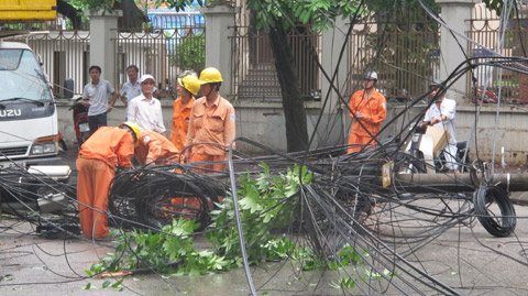 Cột điện "bật gốc" giữa Thủ đô - 2