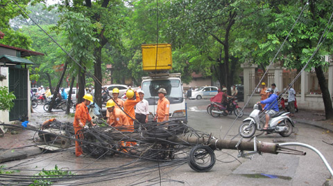 Cột điện "bật gốc" giữa Thủ đô - 3