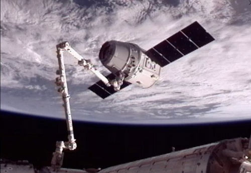 Tàu vũ trụ tư nhân nối thành công với ISS - 1