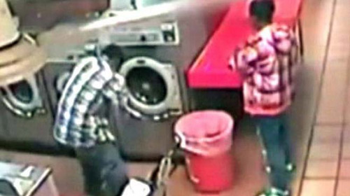 Mỹ: Bé trai 1 tuổi bị nhét trong máy giặt - 1
