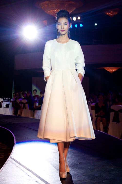 Dàn mỹ nhân "khủng" kiêu sa sắc trắng - 7