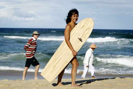 Sốt: Mỹ nữ khỏa thân lướt sóng - 1