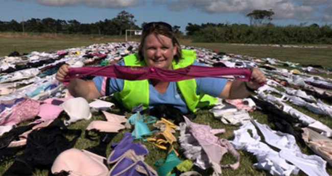 Robyn Martinovich, một trong số những nữ hướng đạo sinh tham gia dự án nối 169.324 chiếc áo ngực lại trong 2 ngày để hoàn thành “sợi xích” bằng áo ngực dài 135 km.