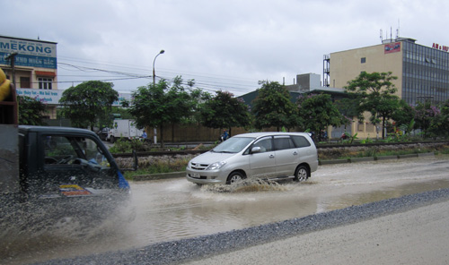 QL 1A ngập úng nghiêm trọng vì mưa lớn - 2