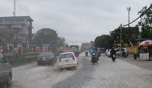 QL 1A ngập úng nghiêm trọng vì mưa lớn - 3