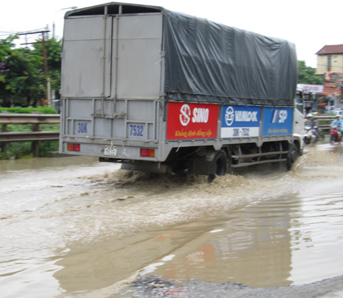 QL 1A ngập úng nghiêm trọng vì mưa lớn - 7