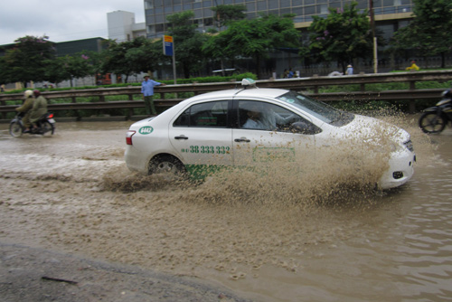 QL 1A ngập úng nghiêm trọng vì mưa lớn - 8