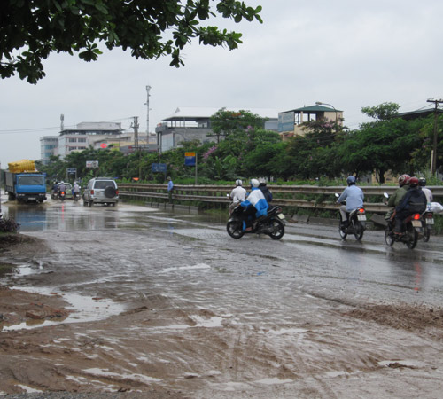 QL 1A ngập úng nghiêm trọng vì mưa lớn - 9