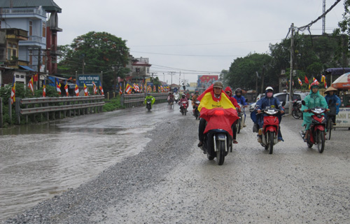 QL 1A ngập úng nghiêm trọng vì mưa lớn - 11
