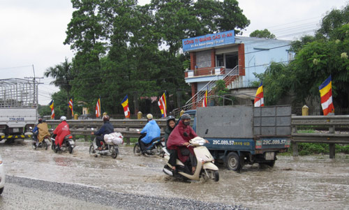 QL 1A ngập úng nghiêm trọng vì mưa lớn - 5