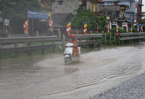 QL 1A ngập úng nghiêm trọng vì mưa lớn - 6